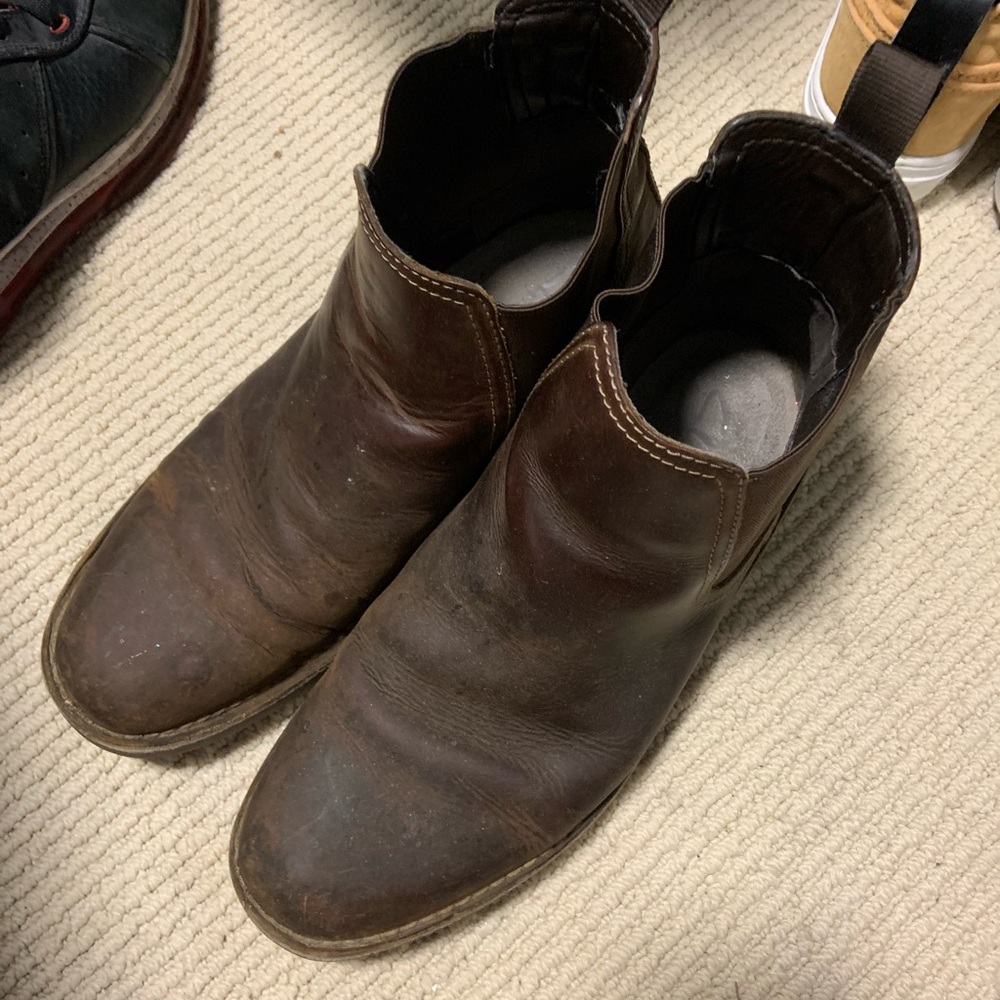 Clarks Brown Chelsea Boots Sleek Leather Design